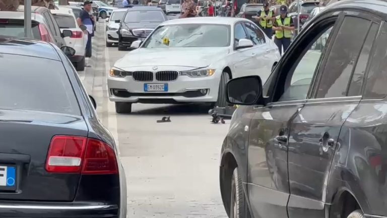 Aksident i rëndë në Vlorë, makina përplas monopatinën pranë “Halim Xhelo”