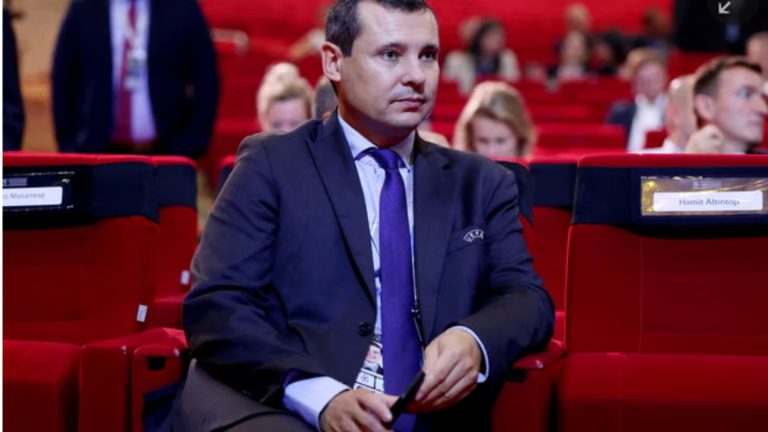 FIFA largon Kevin Lamour pasi kundërshtoi planin e Infantinos për të drejtat e Botërorit