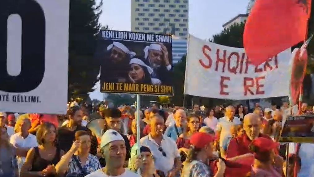 Protesta e 80-të para Kryeministrisë, tubuesit kërkojnë qeveri teknike dhe largimin e klasës politike