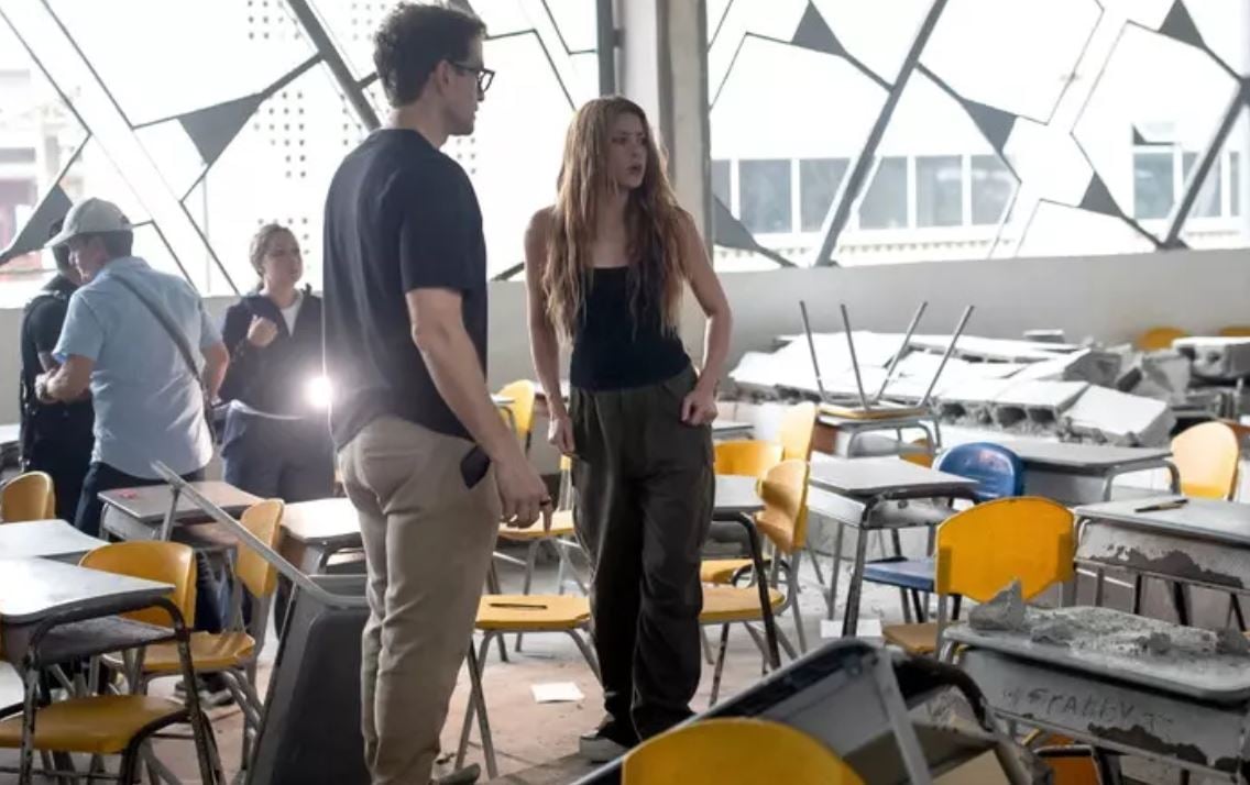 Shakira shkon në zonat e tërmetit në Kolumbi, premton 1.25 milionë dollarë për shkollat