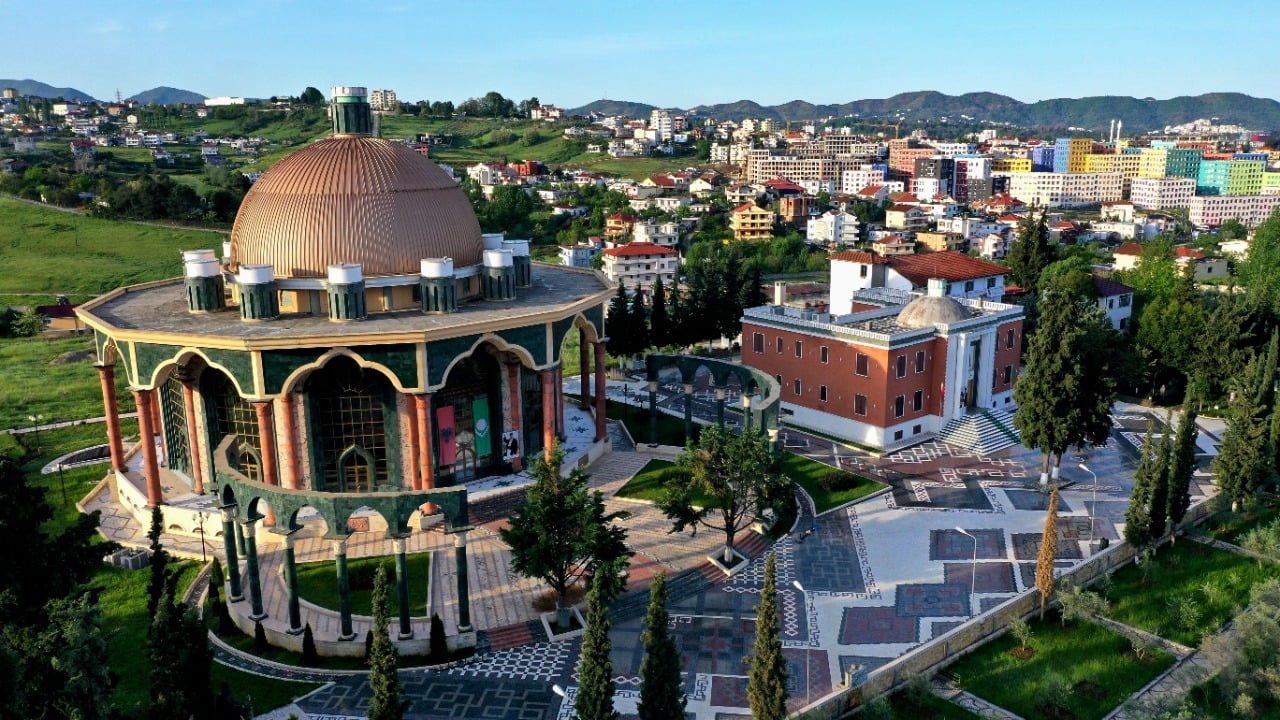 Shteti bektashi drejt zyrtarizimit? Raporti francez flet për pasaporta, monedhë dhe diplomaci
