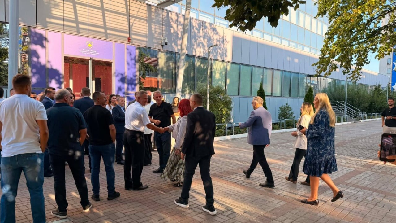 Kriza politike në Kosovë thellohet: PDK bllokon hyrjet e Qeverisë, i bashkohet edhe Aleanca