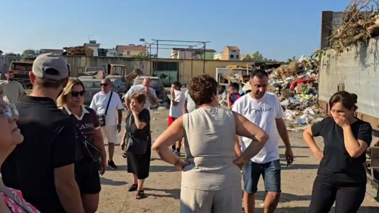 Protestë në Durrës për plehrat në Lagjen 15, banorët: Prej 3 vitesh nuk hapim dot dritaret