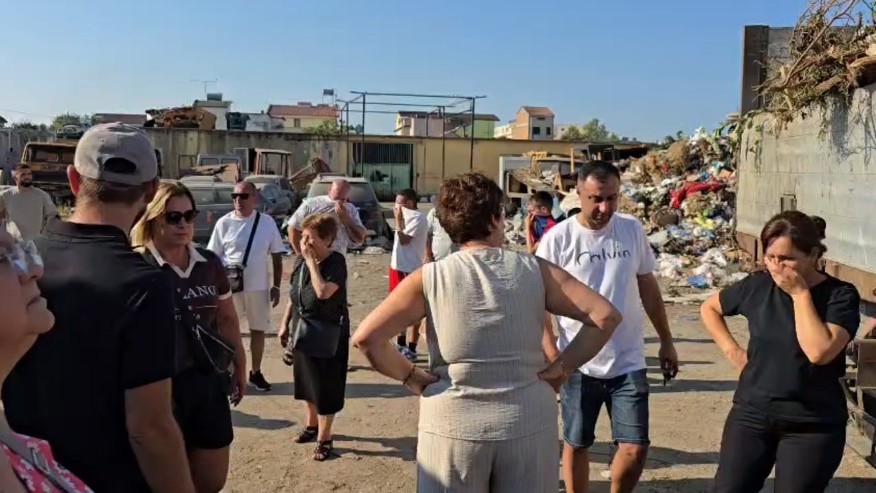 Protestë në Durrës për plehrat në Lagjen 15, banorët: Prej 3 vitesh nuk hapim dot dritaret