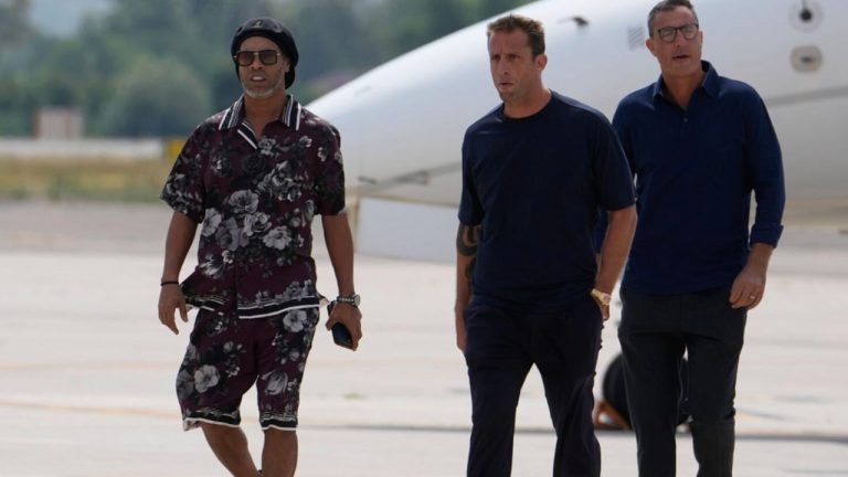 Ronaldinho mbërrin në Itali për Ravenna, por mbeten pikëpyetje për rolin e tij në Serie C