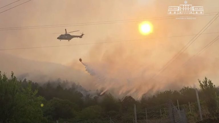 Zjarri në Gojan të Pukës, nis evakuimi i banorëve ndërsa shteti ndërhyn nga toka dhe ajri