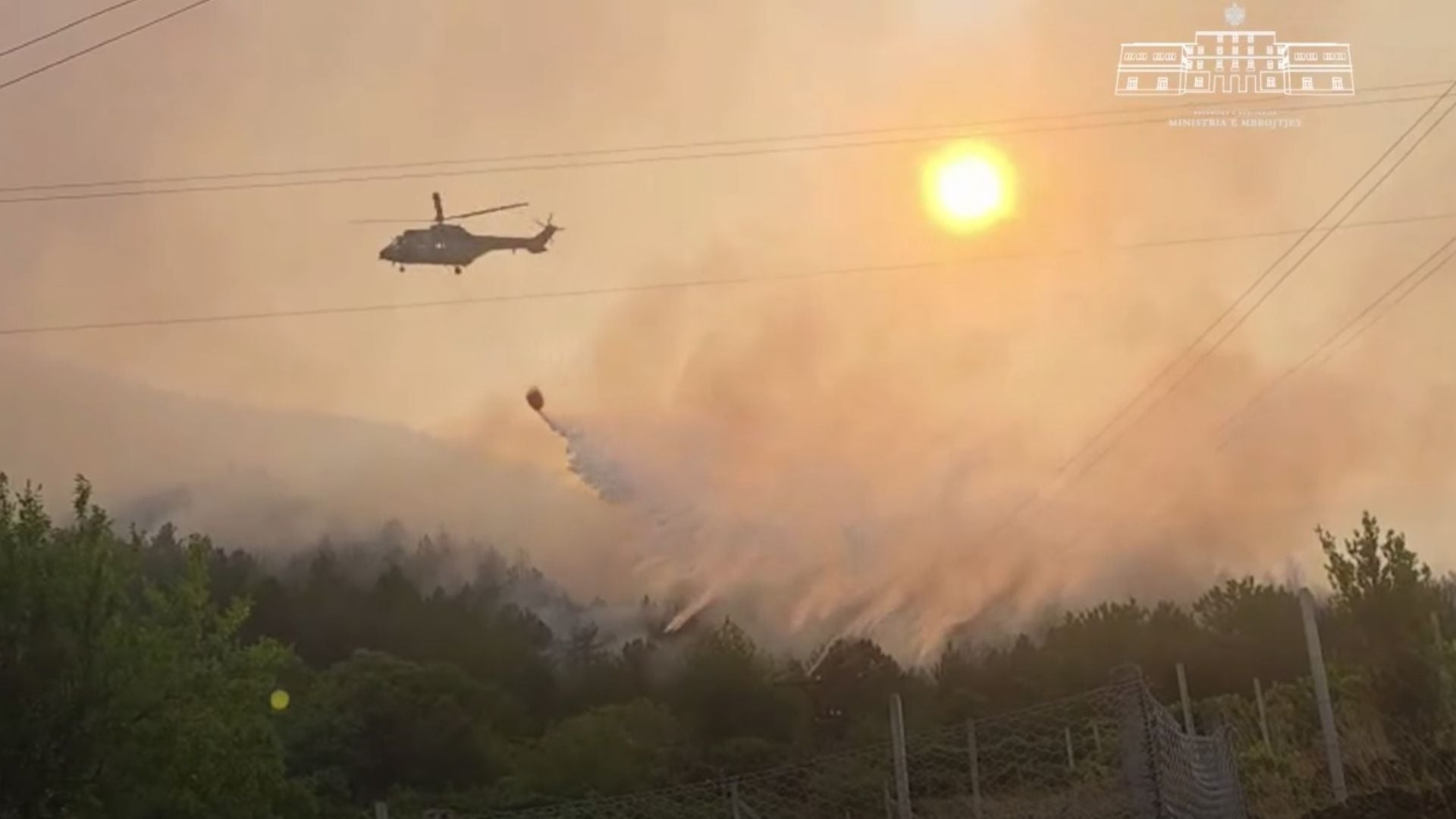 Zjarri në Gojan të Pukës, nis evakuimi i banorëve ndërsa shteti ndërhyn nga toka dhe ajri