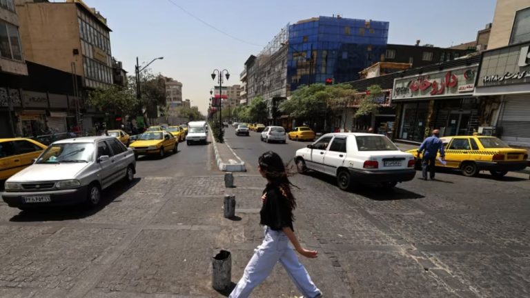 Irani shton presionin për hixhabin, mbyllen kafene e restorante në Teheran