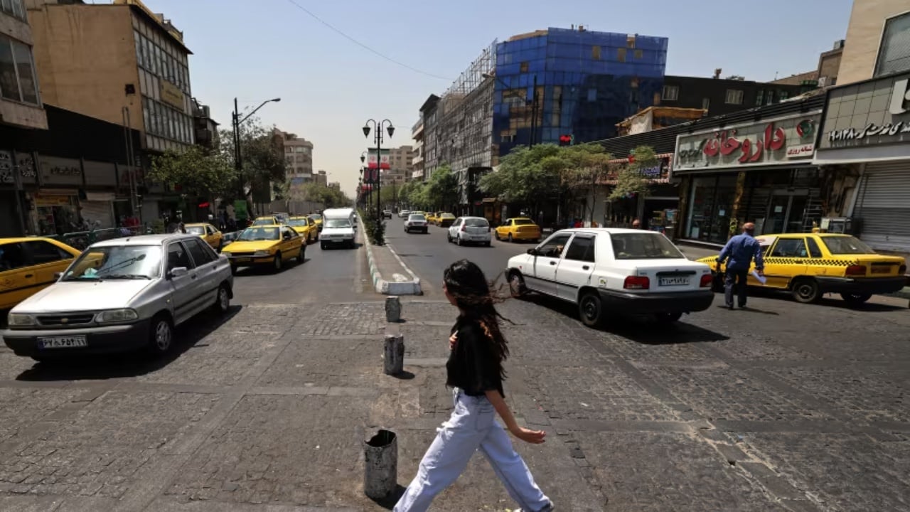 Irani shton presionin për hixhabin, mbyllen kafene e restorante në Teheran