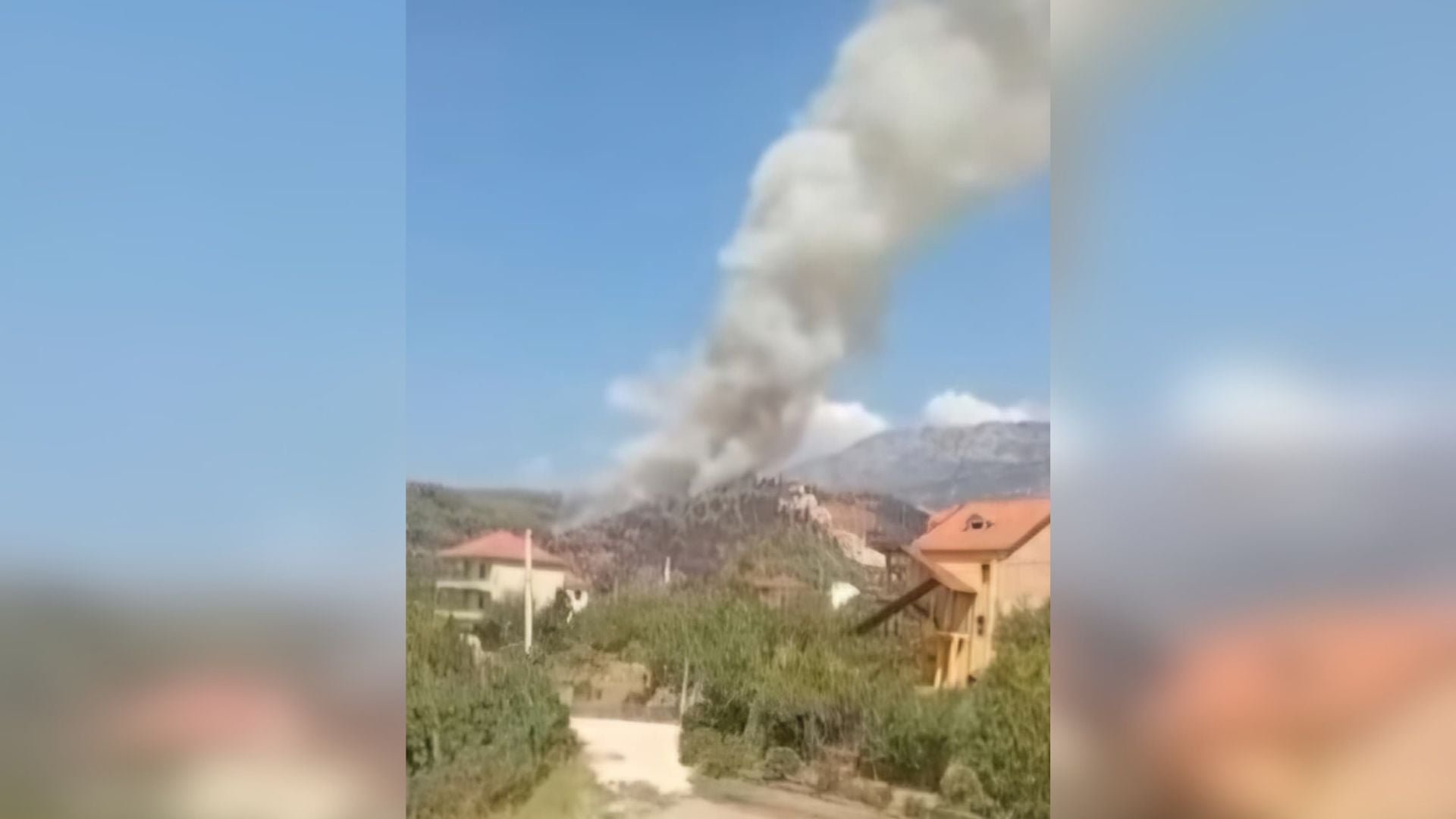 Zjarr në Krastë të Krujës, ndërhyrje nga ajri dhe toka; raportohen të shtëna ndaj zjarrfikësve