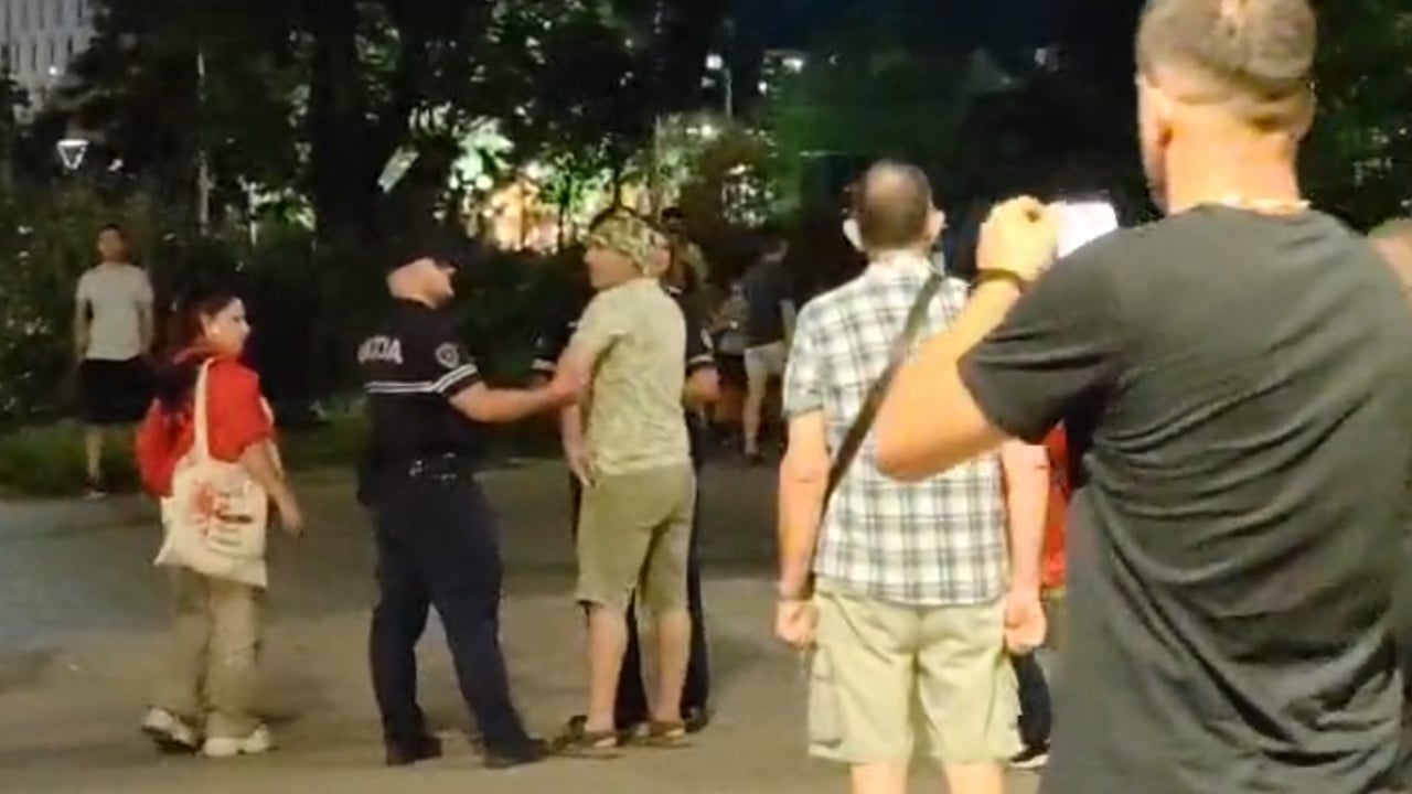 Dhunë në protestën para Kryeministrisë, një protestues shoqërohet pas goditjes me shkop