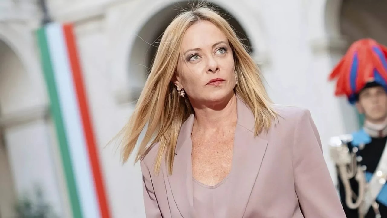 Giorgia Meloni ndryshon imazhin politik, pse kaloi nga tonet e errëta te pastel