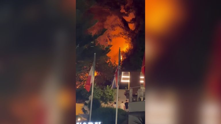 Zjarr në Ujin e Ftohtë në Vlorë, flakët afrohen pranë një hoteli