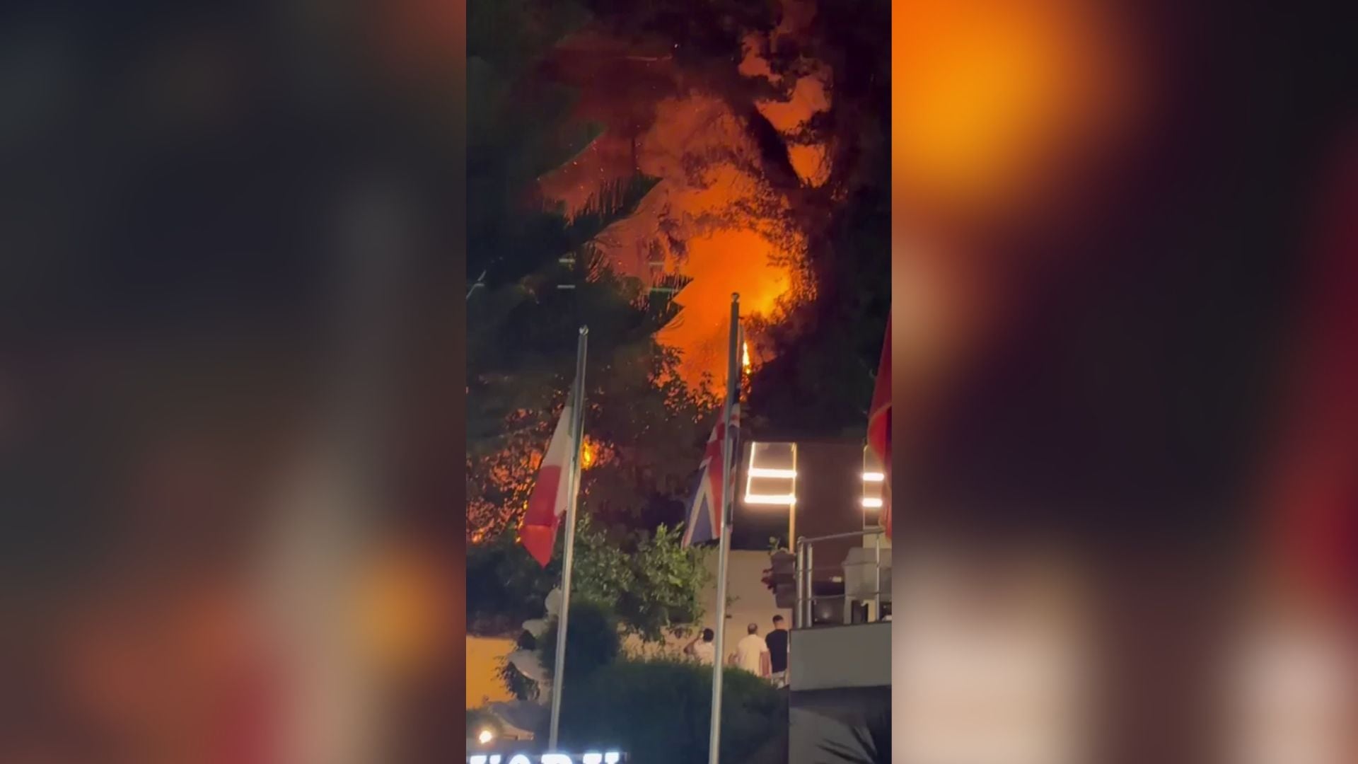 Zjarr në Ujin e Ftohtë në Vlorë, flakët afrohen pranë një hoteli