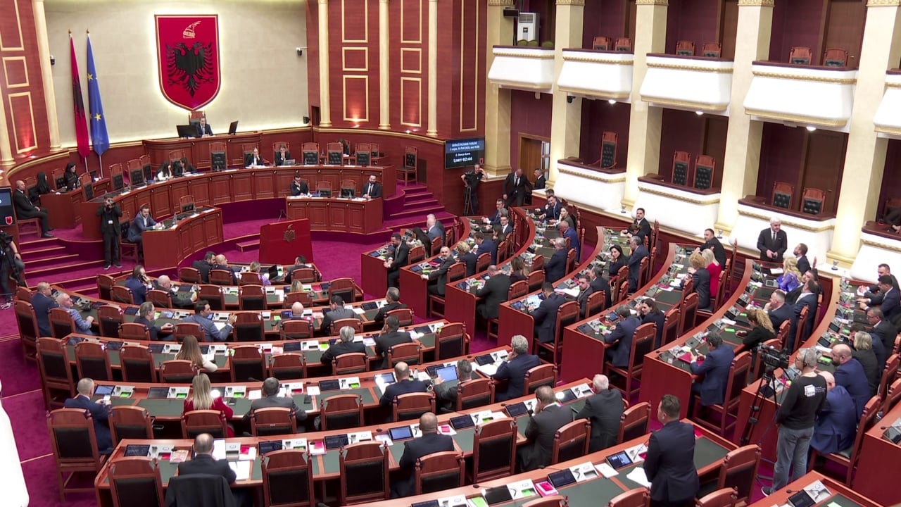 Mbi 700 mijë euro për deputetët në korrik, dieta, naftë dhe qira edhe për pasuri milionëshe