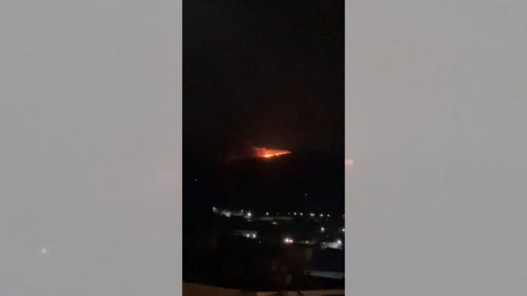 Zjarr në malin e Shashicës mbi Kaninë, era shton rrezikun dhe vështirëson ndërhyrjen