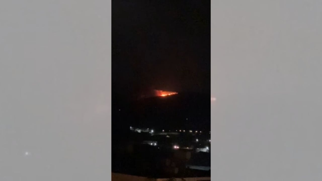 Zjarr në malin e Shashicës mbi Kaninë, era shton rrezikun dhe vështirëson ndërhyrjen