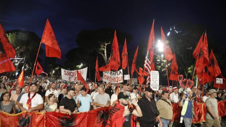 Protesta e 87-të në Tiranë, thirrje para Kryeministrisë për dorëheqje dhe qeveri teknike