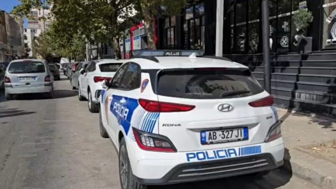 Kavajë: 47-vjeçari kapet me kallashnikov pranë hotelit, policia thotë se do hakmerrej për nipin