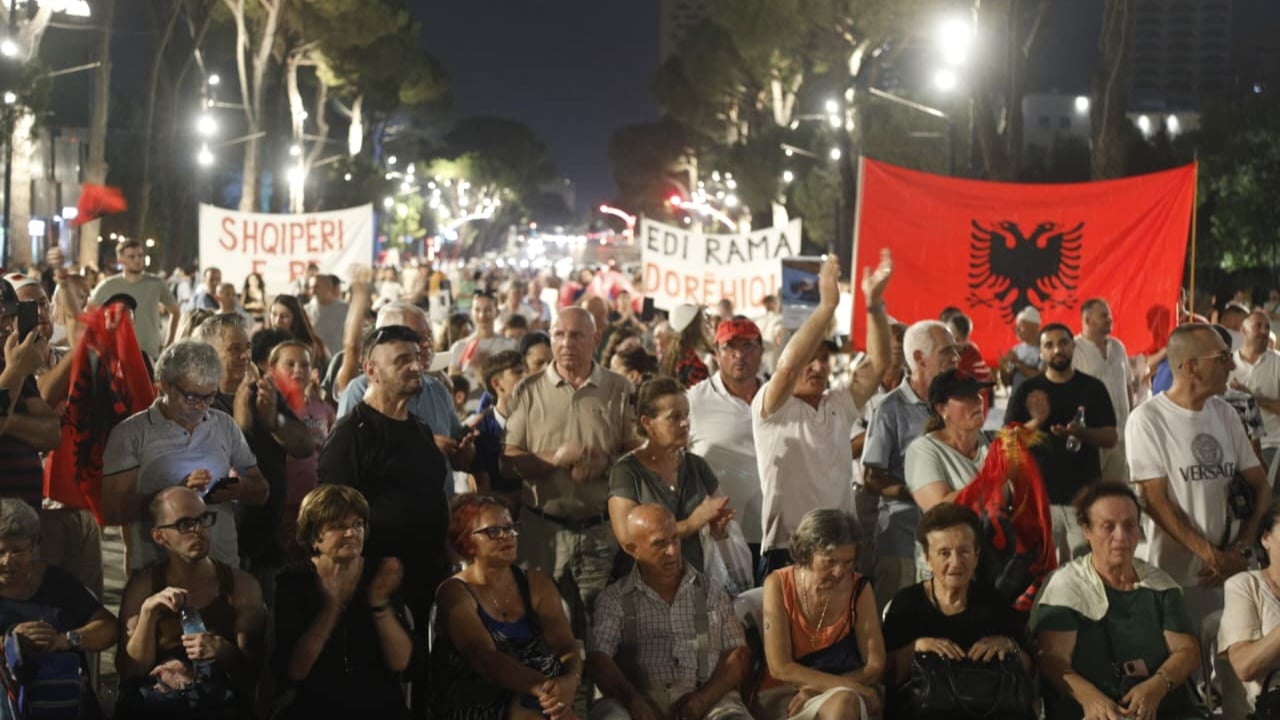 Protesta para Kryeministrisë, dita e 90-të: pretendohen 2 arrestime për vezë dhe domate