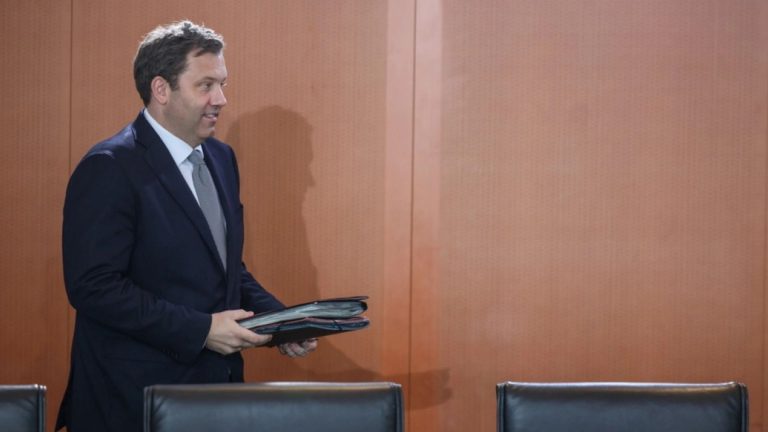 Zv.kancelari gjerman sulmon Trumpin për luftën me Iranin: po e paguajnë qytetarët te karburantet