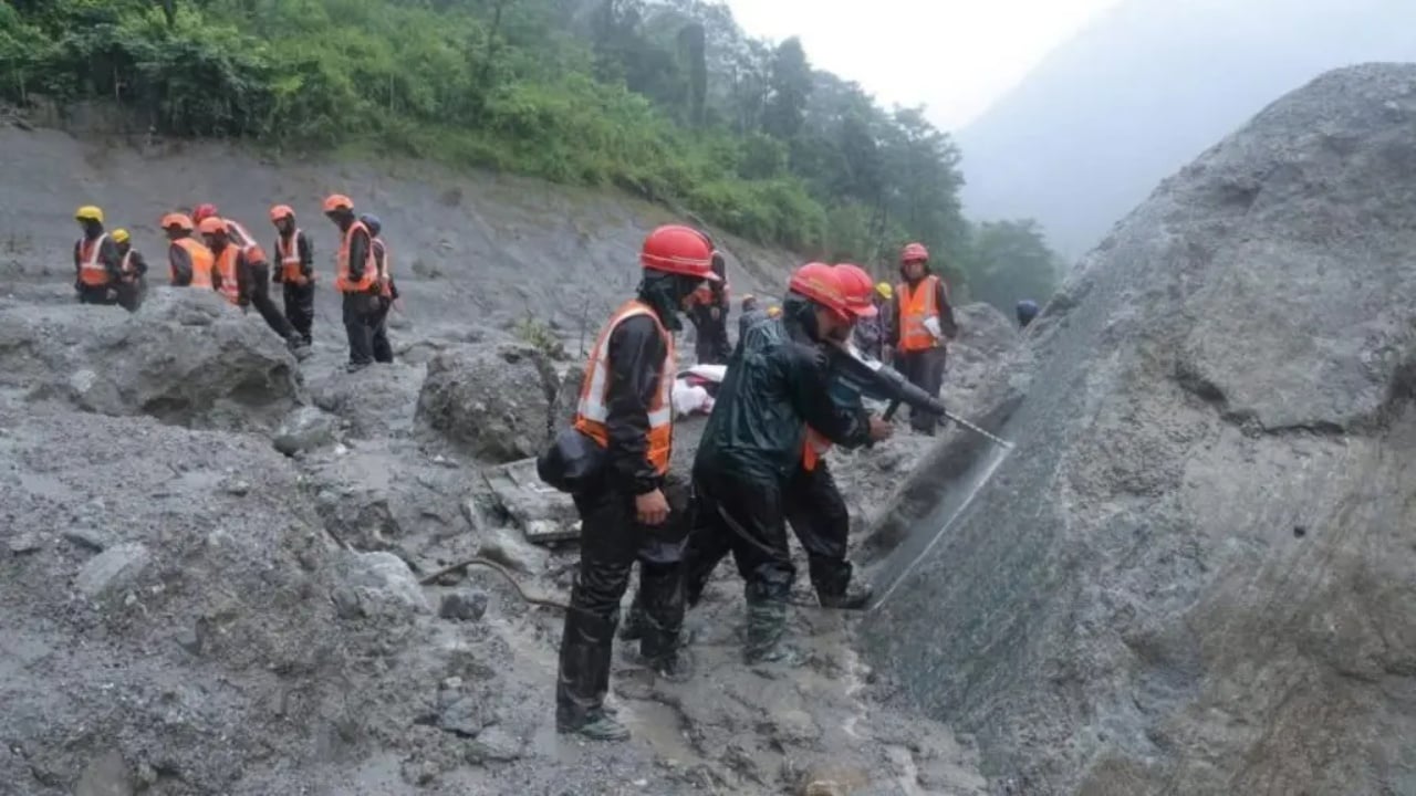Aksident me autobusin e të evakuuarve nga përmbytjet në Nepal, 32 persona të plagosur