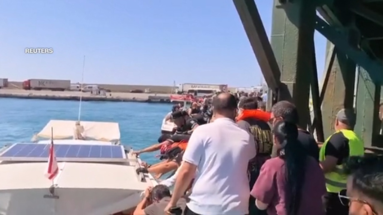 Anije me rreth 300 persona përmbyset në Mesdhe, nis operacion masiv shpëtimi
