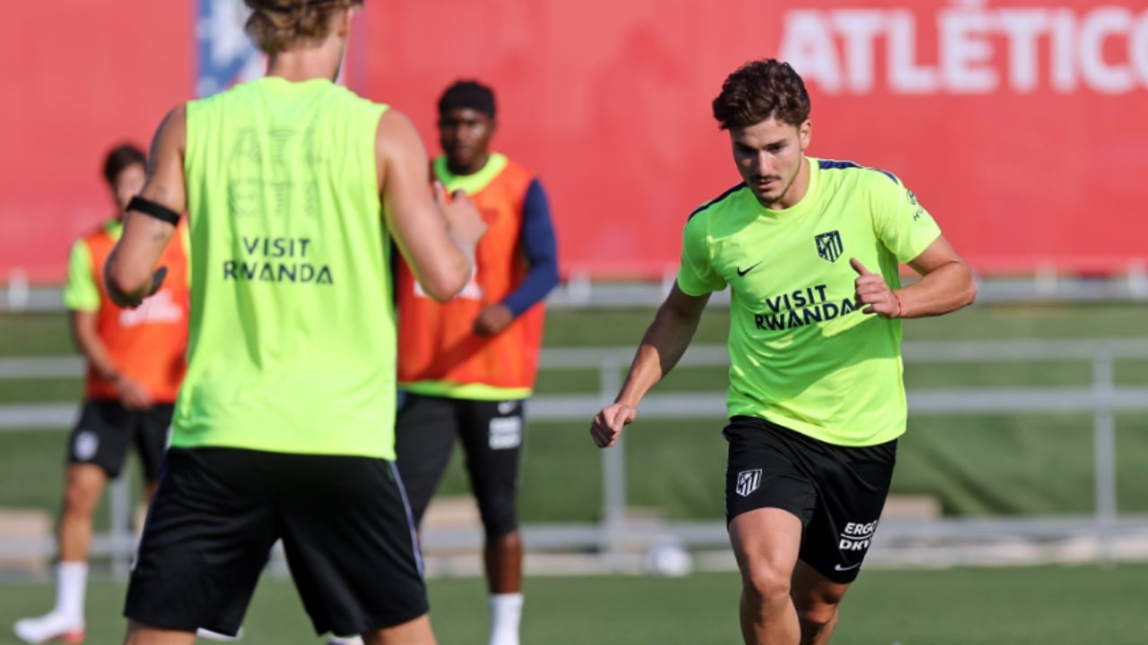 Julian Alvarez kthehet në stërvitje te Atletico Madrid, por merkatoja mban pezull të ardhmen