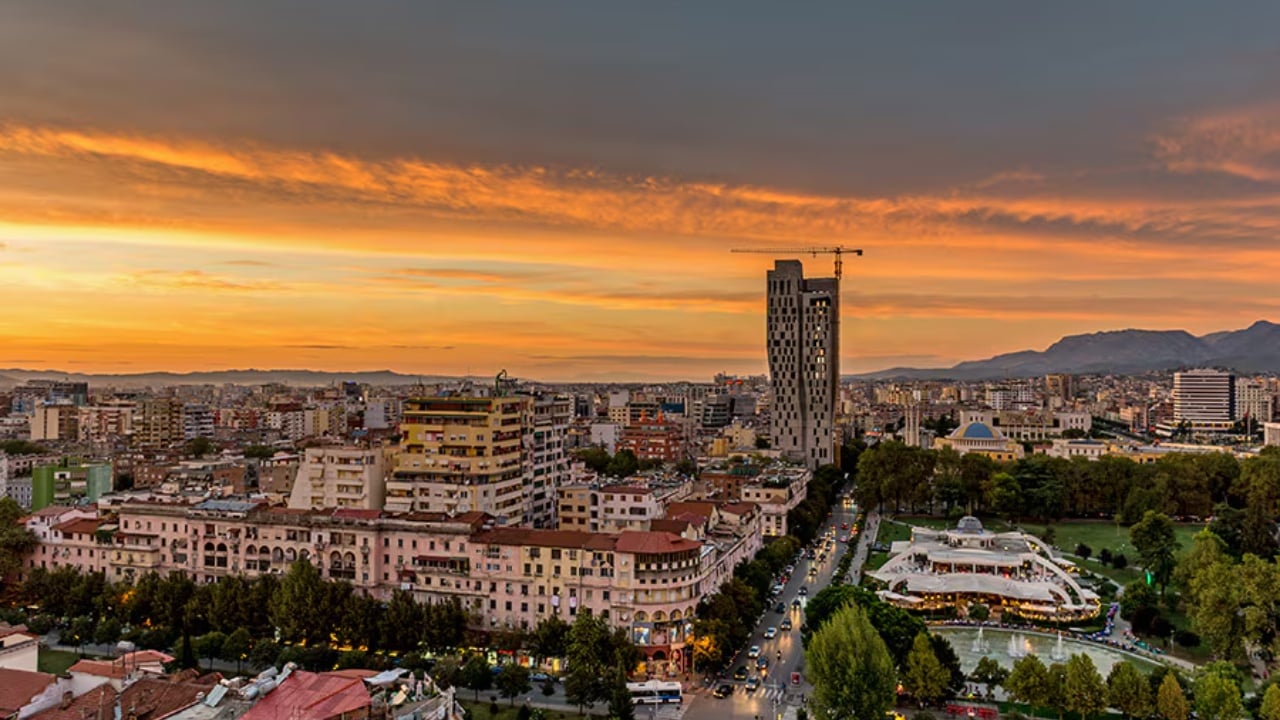 Tregu i banesave në Shqipëri po ftohet: rritja e çmimeve ngadalësohet, bregdeti mban peshën