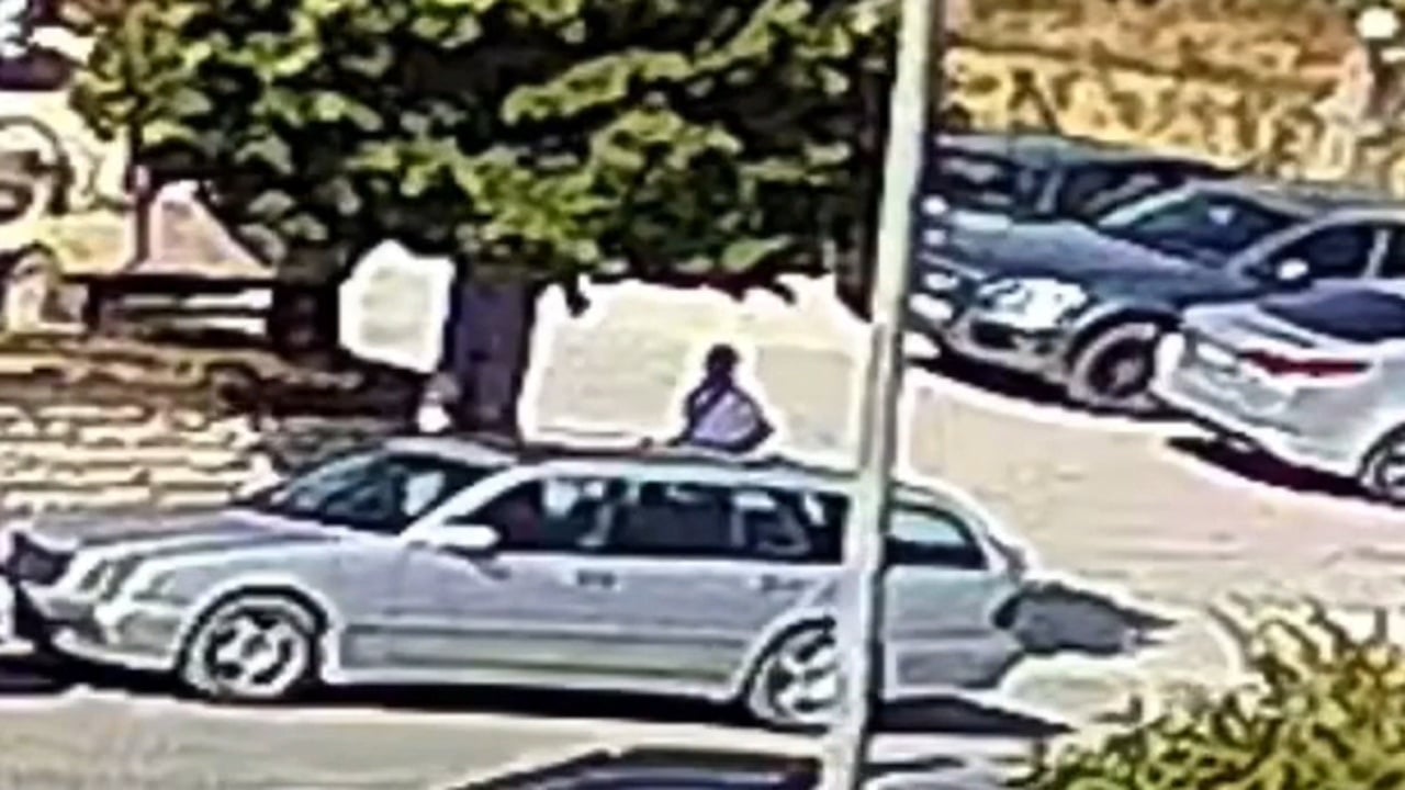 Vjedhje në Fier gjatë një ceremonie mortore, qytetarit i marrin paratë nga makina