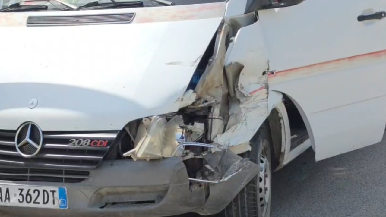 Aksident në Fier-Peshtan, përplasen Opel dhe furgon Mercedes, plagoset një 60-vjeçare