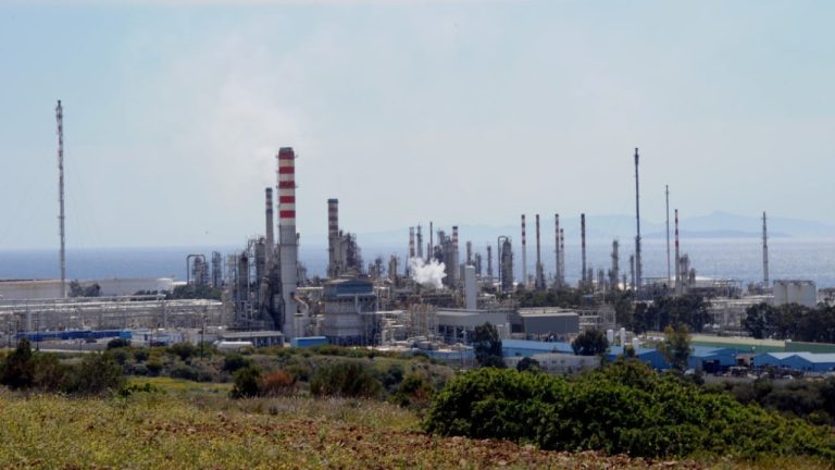 Nafta Brent kalon 90 dollarë pas tensioneve SHBA-Iran në Hormuz, bie trafiku detar