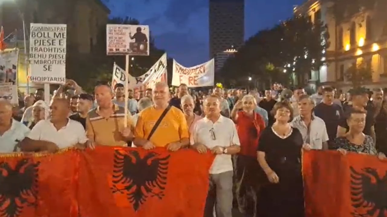 Protesta në Tiranë hyn në ditën e 92-të, tubim para Kryeministrisë me kërkesë për qeveri teknike