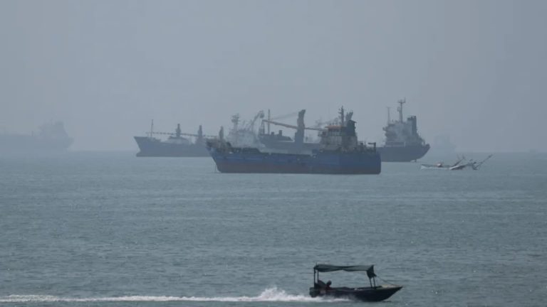 SHBA godet Iranin në Hormuz, Teherani kundërpërgjigjet me raketa ndaj bazave amerikane