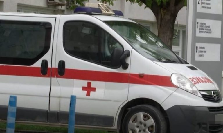 Vdes 37-vjeçarja shtatzënë gjatë transportit drejt Tiranës, dyshime për hemorragji të brendshme