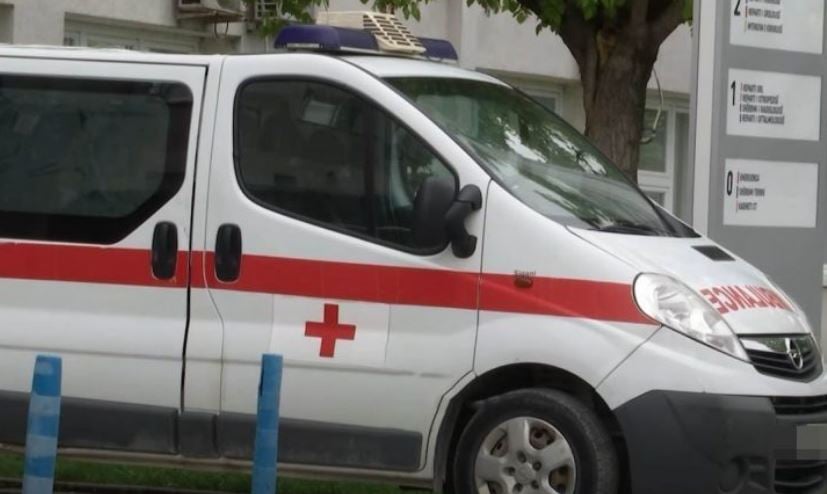 Vdes 37-vjeçarja shtatzënë gjatë transportit drejt Tiranës, dyshime për hemorragji të brendshme