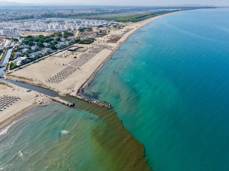 PAMJE SKANDALOZE NGA GJIRI I LALZIT/ Ujërat e zeza përfundojnë në det, ndotet bregdeti në kulmin e sezonit turistik