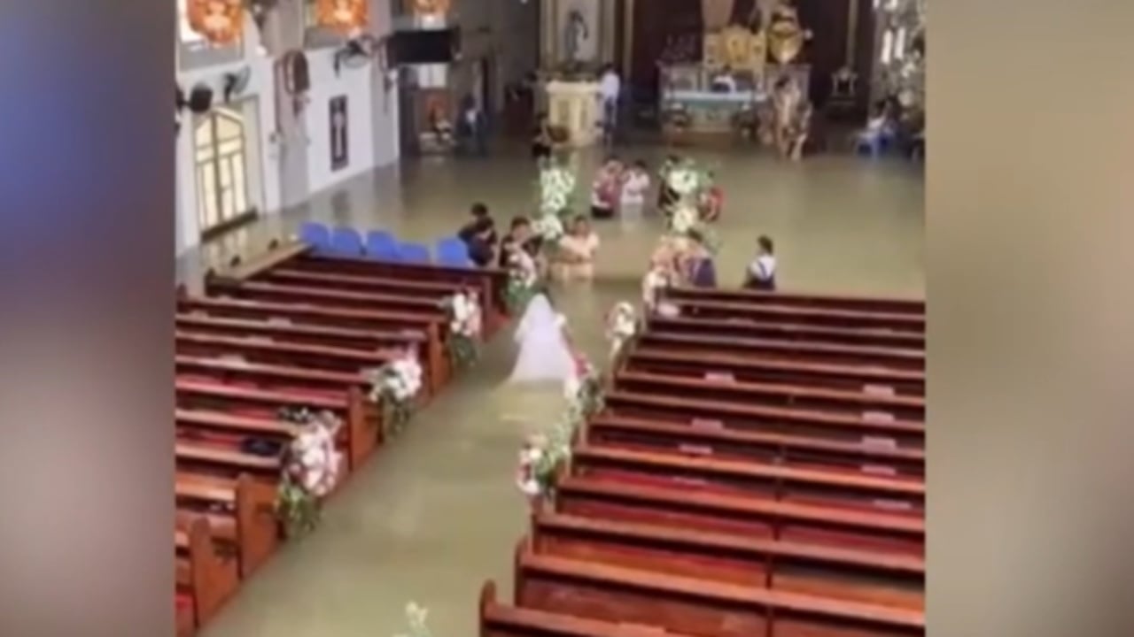 Dasmë në kishë të përmbytur në Filipine, pamjet e çiftit bëhen virale në rrjet