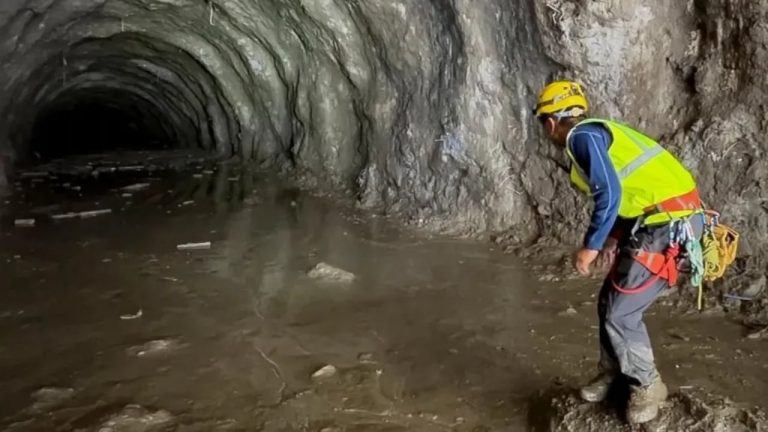 Nepali nën ujë e baltë: mbi 3,900 të zhdukur, qindra punëtorë të bllokuar në tunele