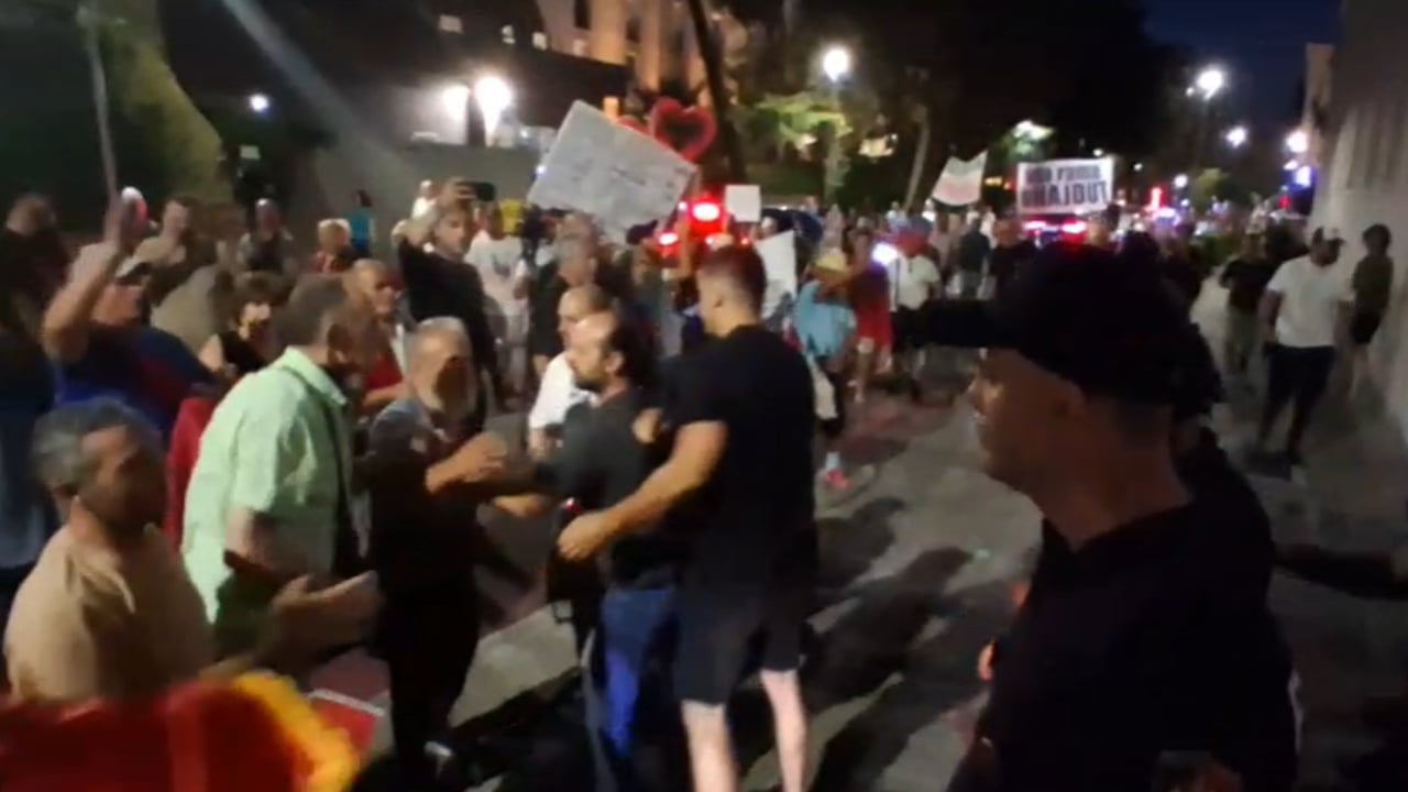 Përshkallëzohet protesta para Kryeministrisë, tubuesit tentojnë të hyjnë në ambiente