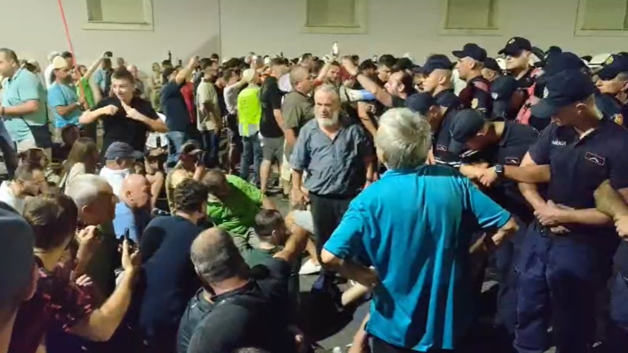 Protesta e 94-të në Tiranë, përplasje me policinë dhe gaz lotsjellës pranë Kryeministrisë