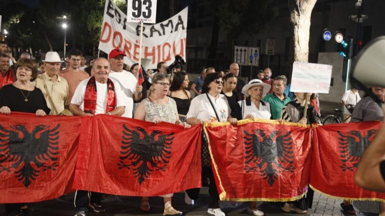 Protesta në Tiranë, dita e 93-të: marshim në rrugët kryesore dhe fjalimi i një turisti gjerman