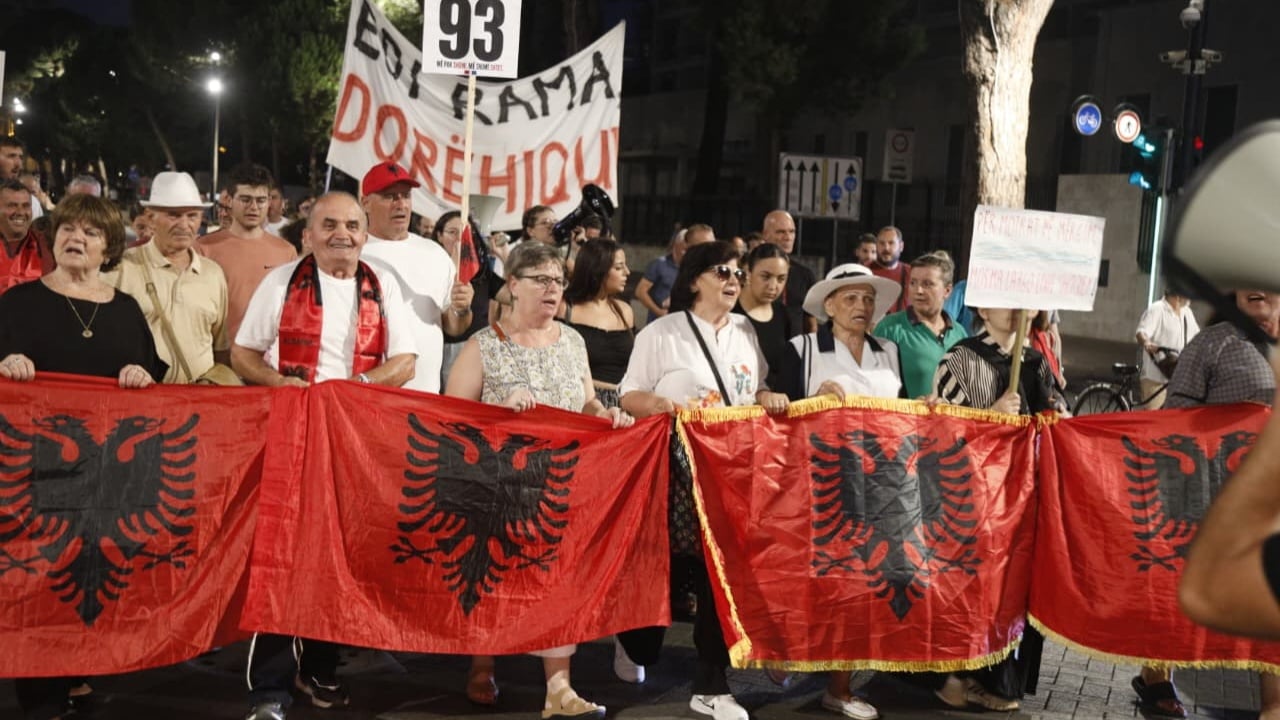 Protesta në Tiranë, dita e 93-të: marshim në rrugët kryesore dhe fjalimi i një turisti gjerman