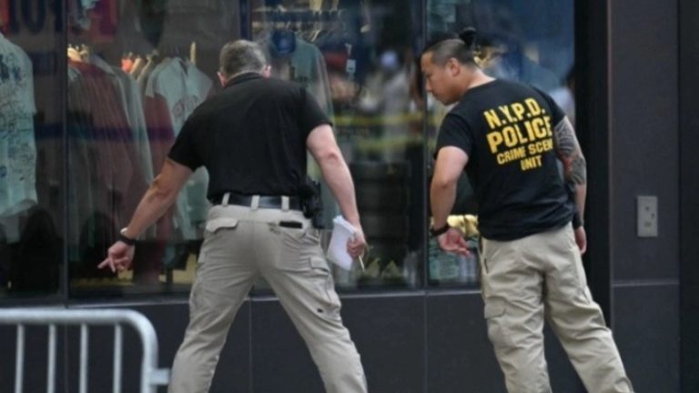 Sulm me thikë në Times Square: dy të vdekur, një në gjendje kritike, autorja u qëllua nga policia