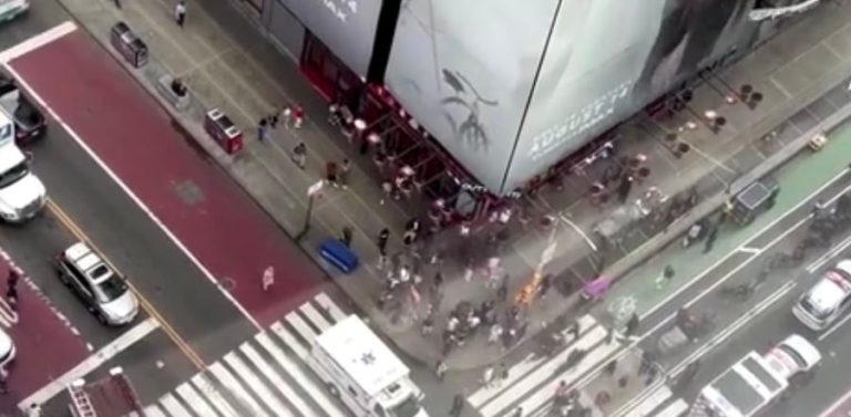 Vrasje me thikë në Times Square, humb jetën zëvendëspresidentja e Bank of America