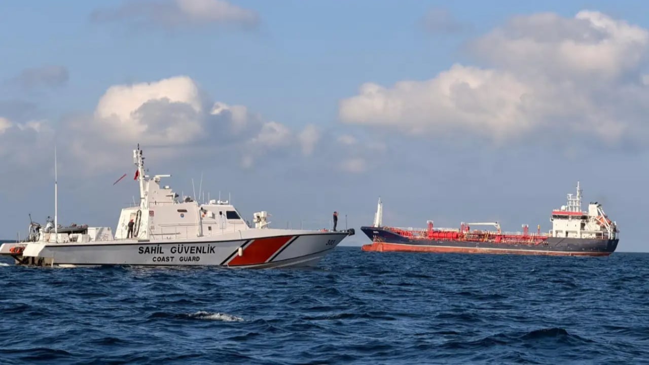 Anije mallrash fundoset në Detin Marmara pas përplasjes, 10 marinarë rezultojnë të zhdukur