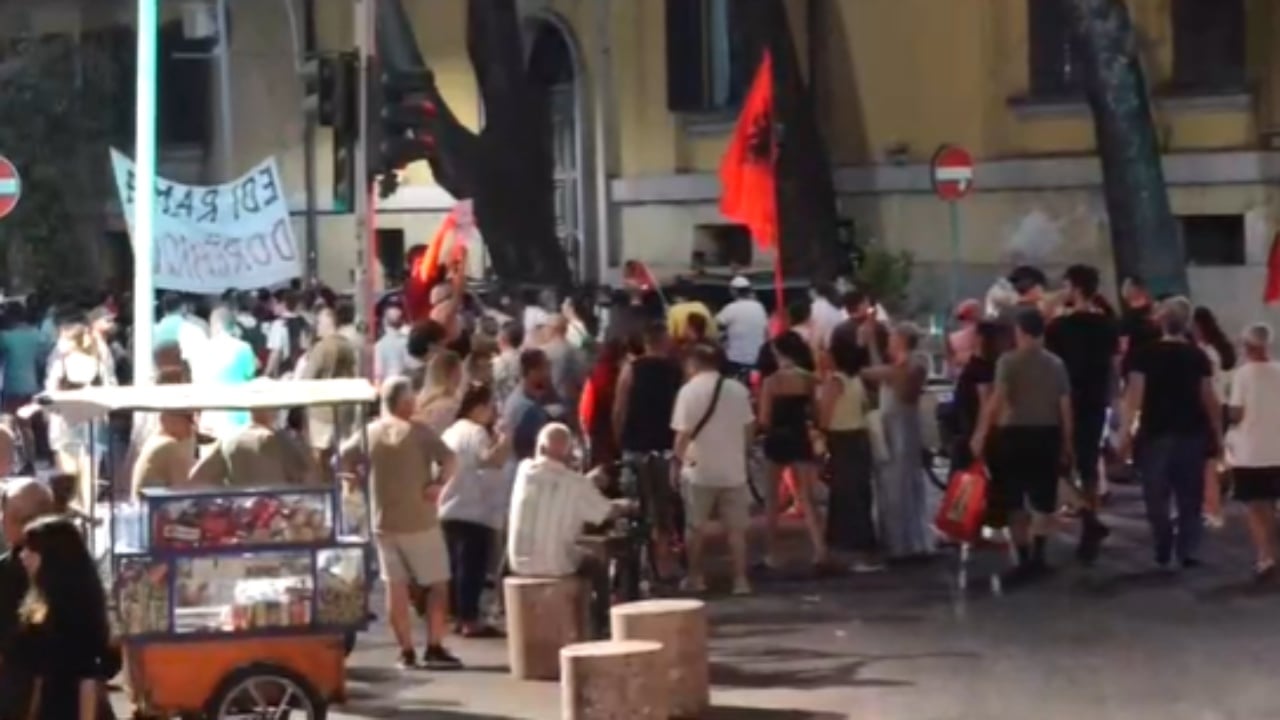 Mbyllet protesta para Kryeministrisë, protestuesit marshojnë drejt Komisariatit nr. 1
