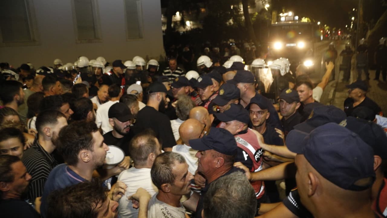 Tensione te Kryeministria, 11 protestues te shoqeruar pas perplasjeve me policine