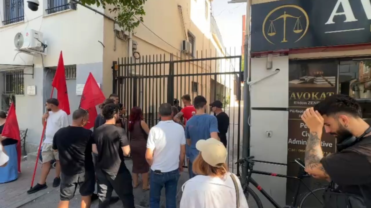 Tensione te Kryeministria, 13 te arrestuar; protestuesit mblidhen te Komisariati nr. 3