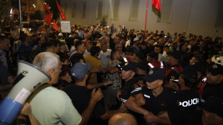 Tensione te protesta para Kryeministrise, policia arreston 14 persona dhe 3 organizatore
